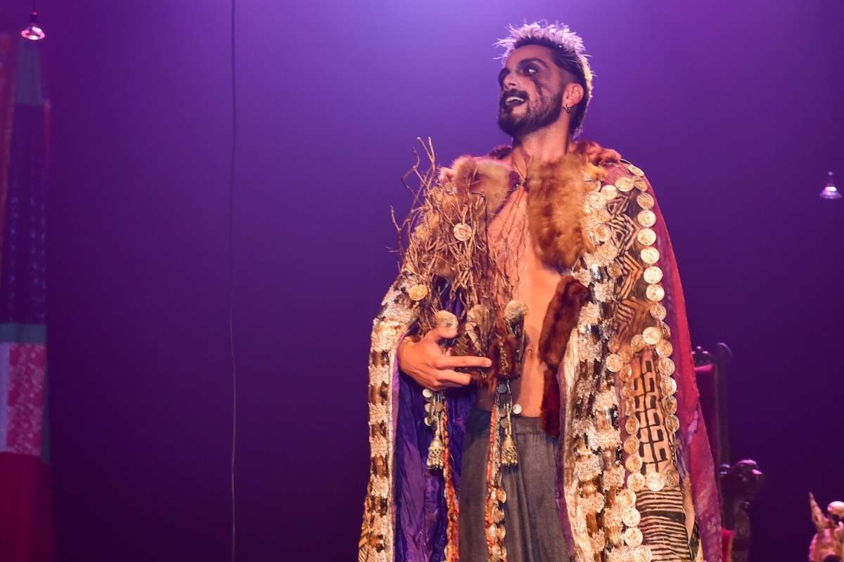 Rodrigo Simas recebe amigos famosos para peça polêmica OFuxico