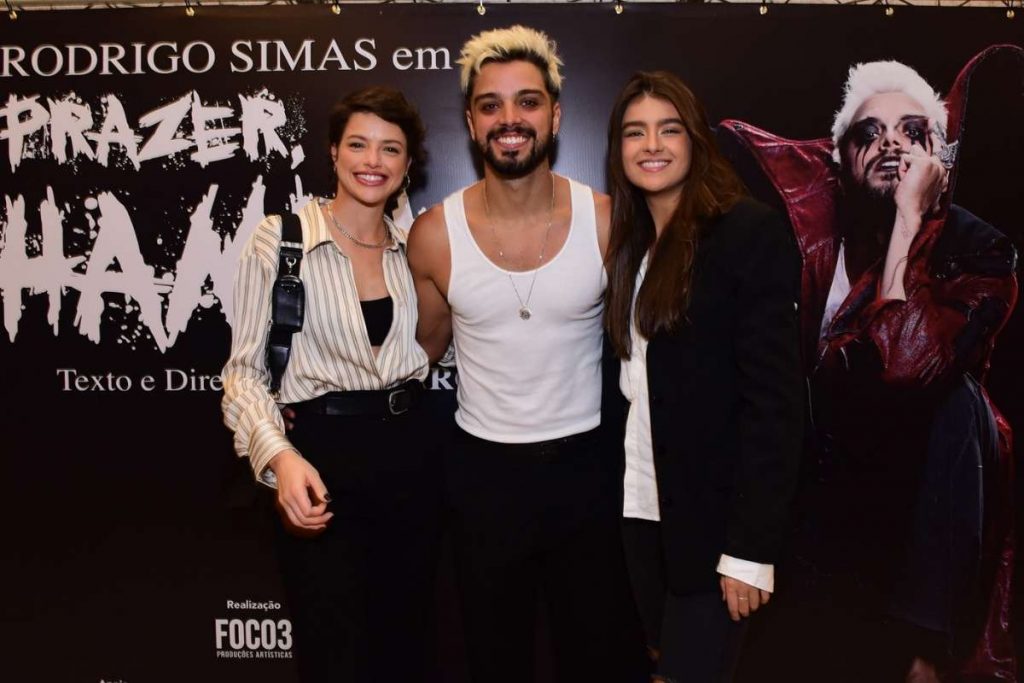 Agatha Moreira e Giulia Byrro posam com o protagonista da noite, Rodrigo Simas