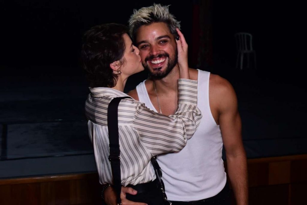 Agatha Moreira já assistiu a Rodrigo Simas apresentar a montagem na pré-estreia