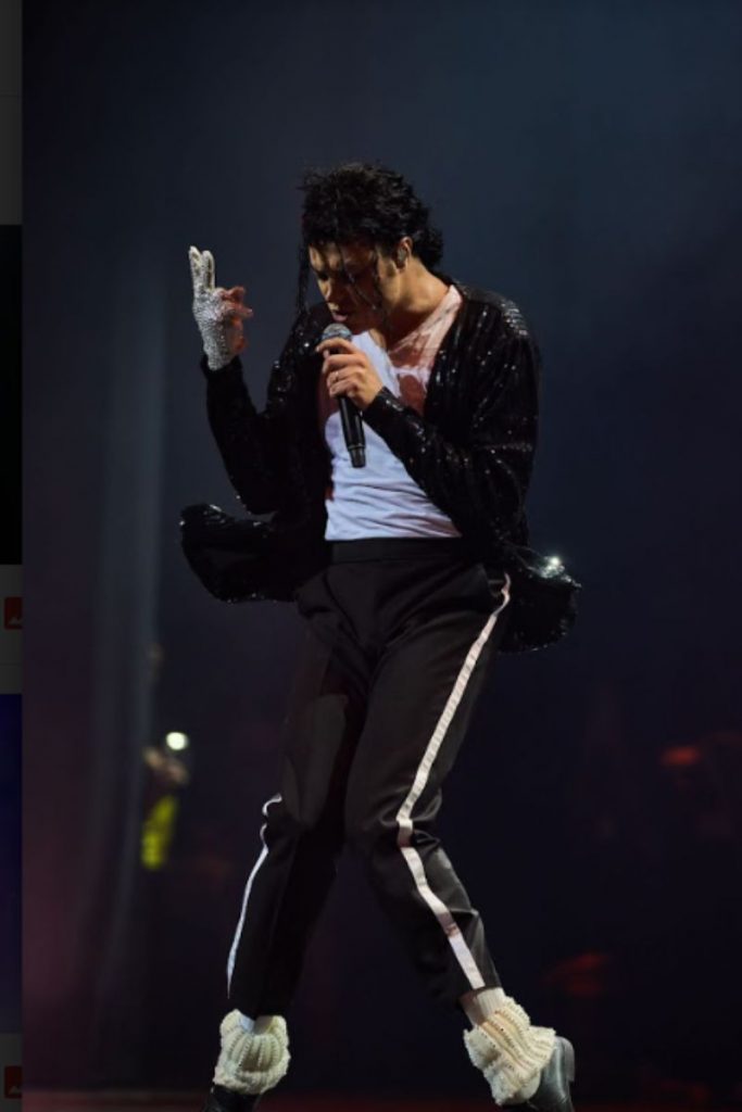 Rodrigo Teaser e um dos passos de Michael Jackson, em turnê tributo ao Rei do Pop