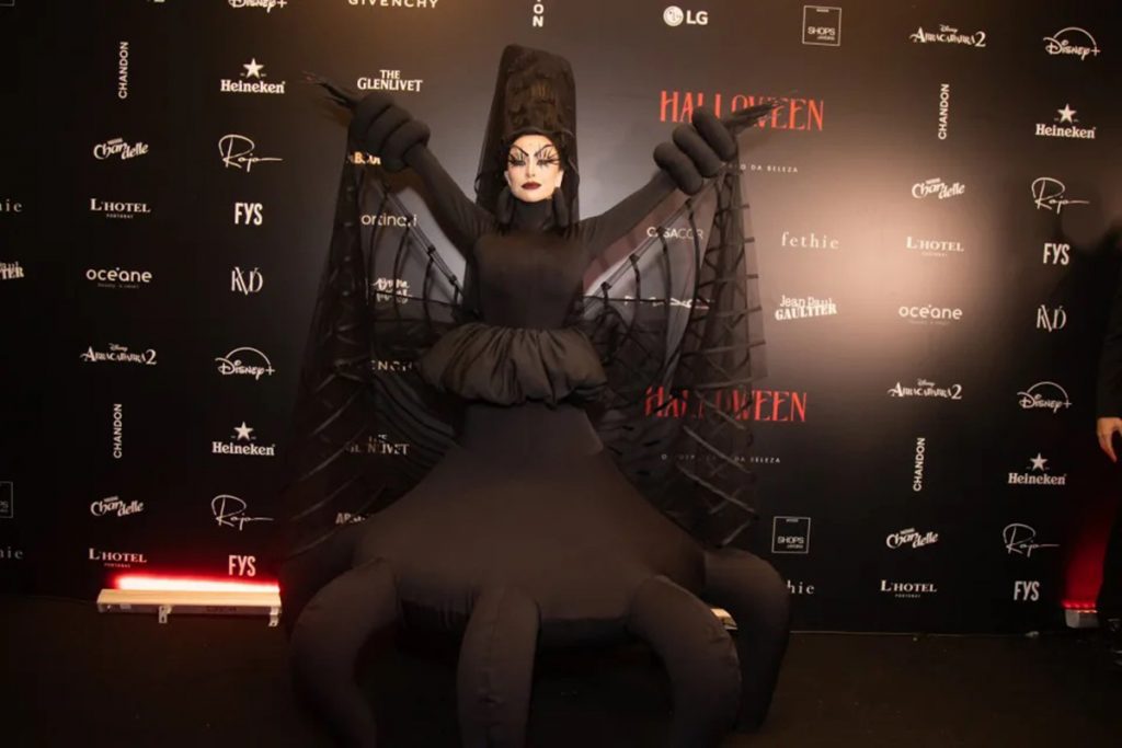 Ousada como sempre, Sabrina Sato se vestiu de aranha gigante