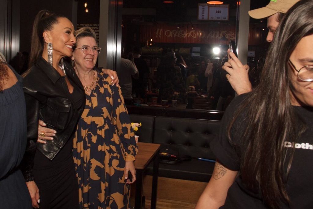 Sabrina Sato realiza encontro com fãs em São Paulo