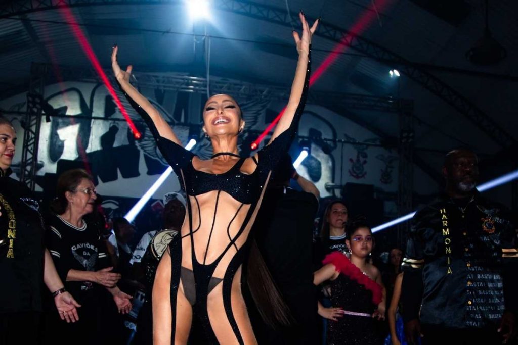 Sabrina Sato com look fio-dental em evento da gaviões da Fiel