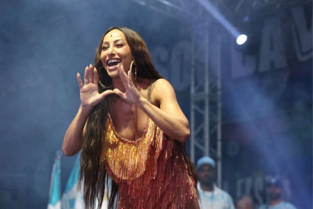 Sabrina Sato interage com o público