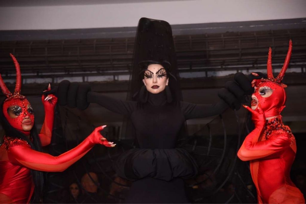 Sabrina Sato se veste de viúva negra para Festa de Halloween