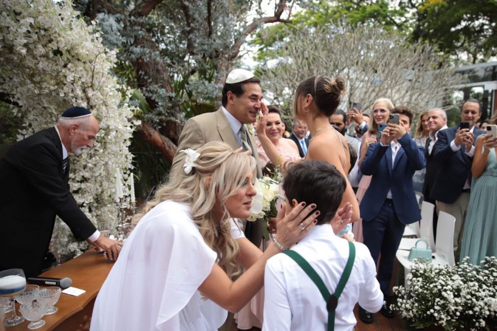 Sasha Meneghel enxuga as lágrimas do pai, Luciano Szafir, durante emoção do casamento