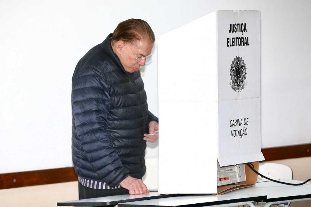 Silvio Santos votando nas eleições de 2022