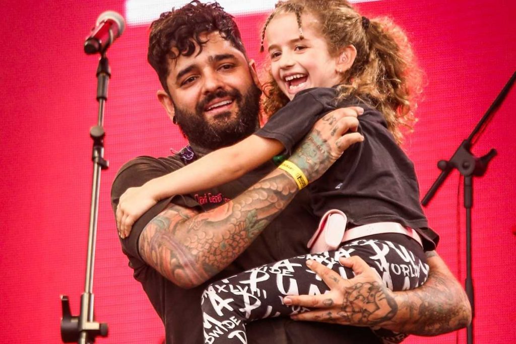 Filha de Lucas Silveira aparecendo no show da banda Fresno no festival Popload