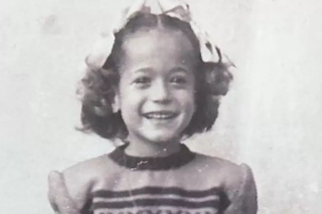 Susana Vieira sorridente e simpática em foto ainda criança
