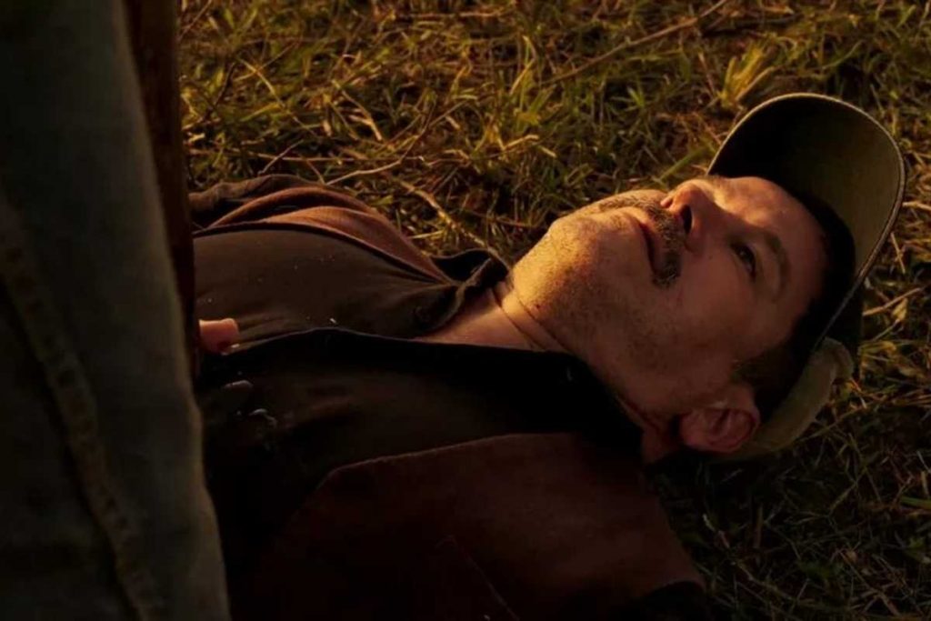 Corpo de Tenório (Murilo Benício) com zagaia no peito em Pantanal