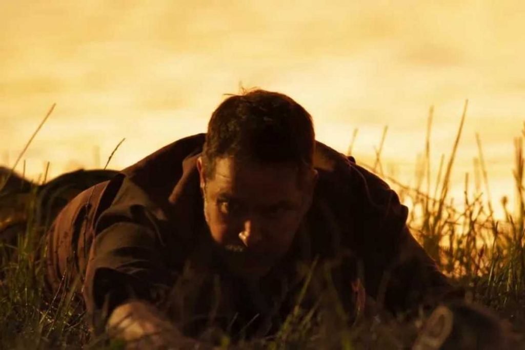 Corpo de Tenório (Murilo Benício) sendo puxado por sucuri em Pantanal