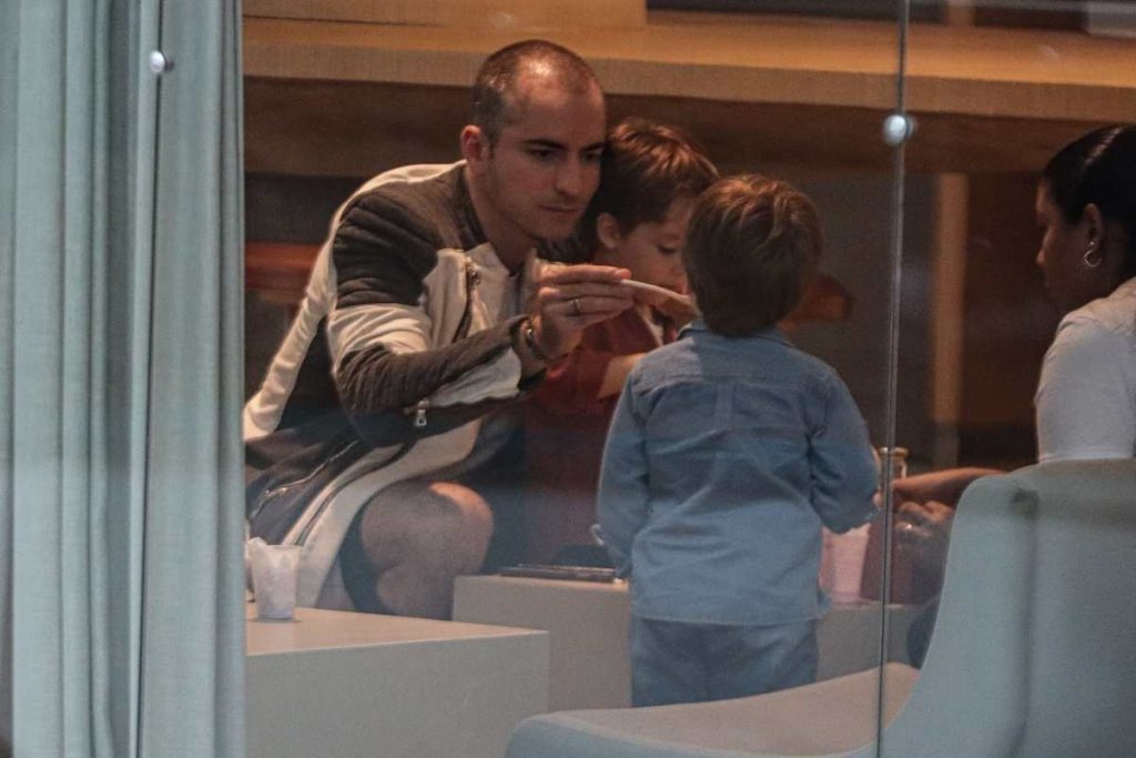 Thales Bretas curte passeio com os filhos em shopping no Rio de Janeiro