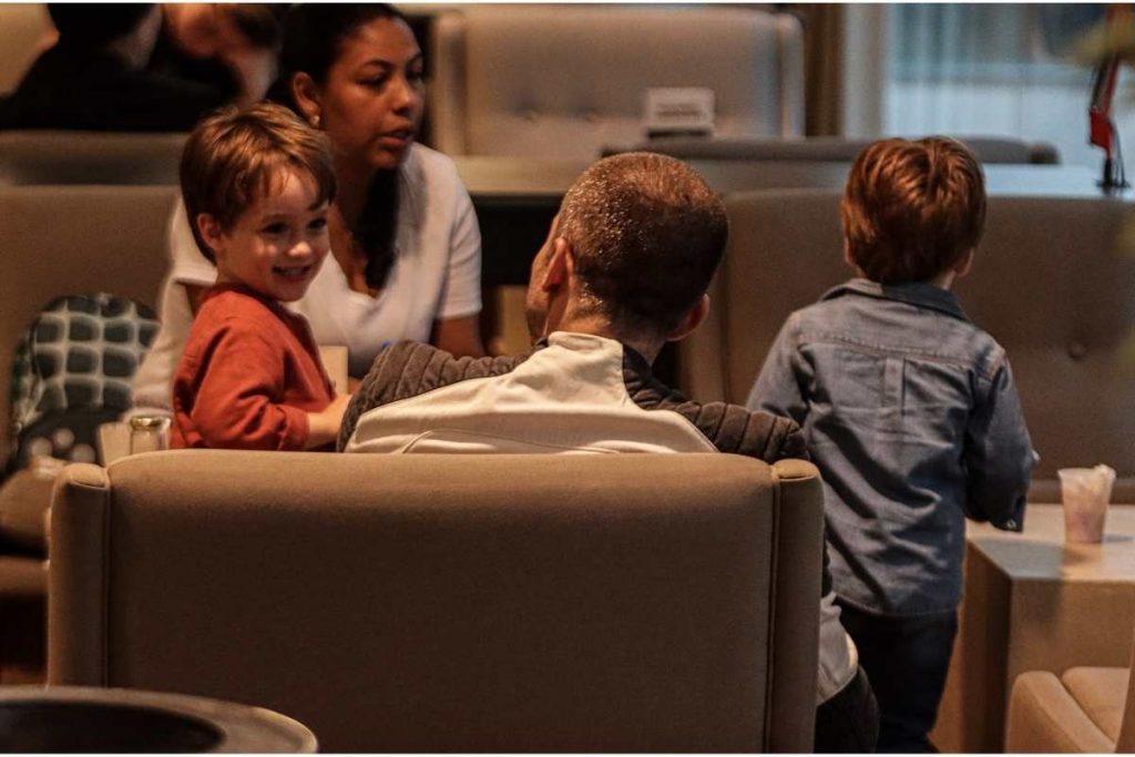 Thales Bretas curte passeio com os filhos em shopping no Rio de Janeiro