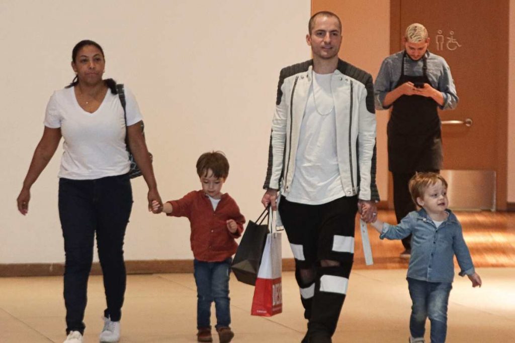 Thales Bretas curte passeio com os filhos em shopping no Rio de Janeiro