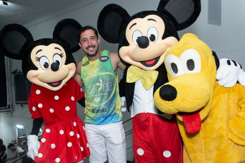Thiago Rocha se divertiu com Minnie, Mickey e Pluto