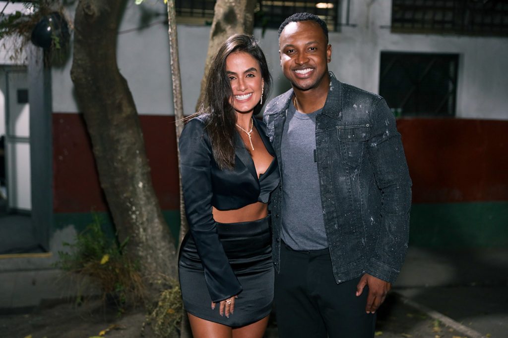 Thiaguinho fez questão de posar ao lado de Carol Peixinho nos bastidores