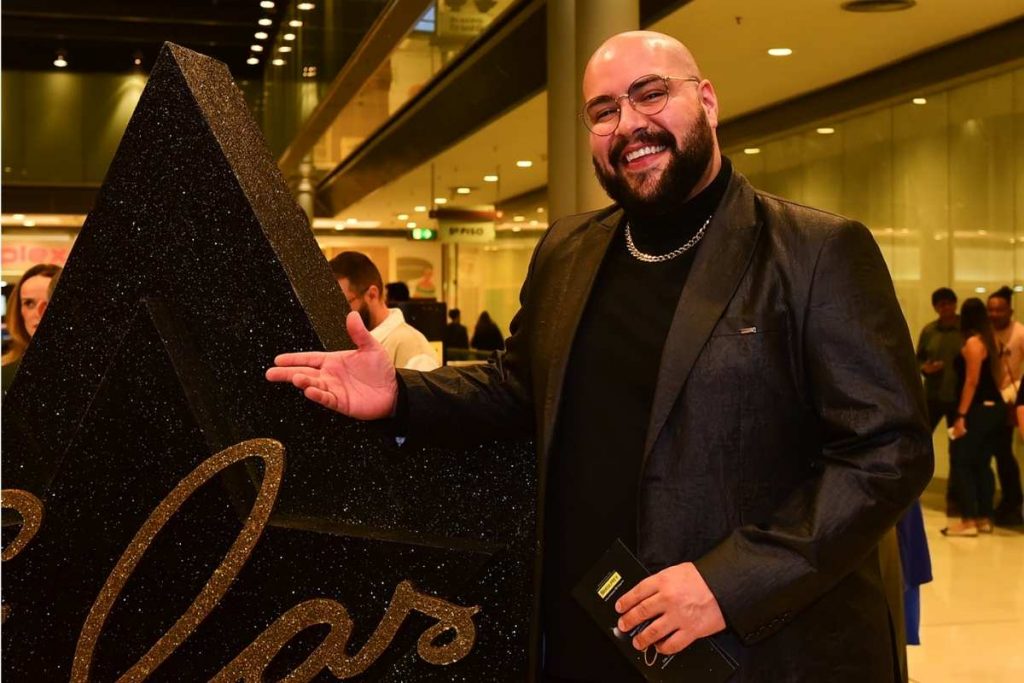 Tiago Abravanel posando para foto na estreia do musical