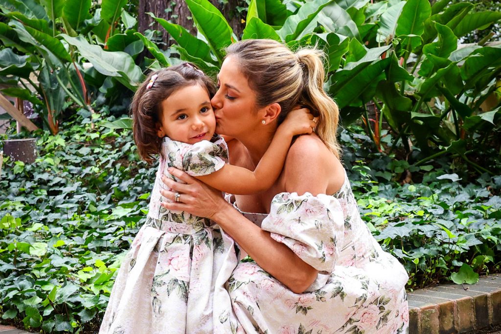 A apresentadora encheu a filha de muitos carinhos