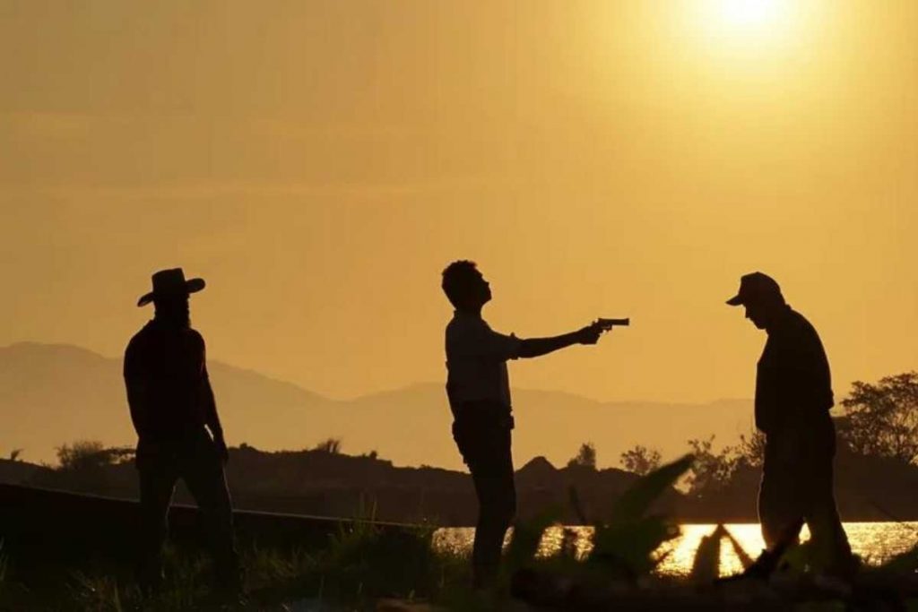 Zaquieu (Silvero Pereira) e Tenório (Murilo Benício) trocando tiros em Pantanal