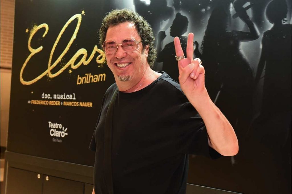 Walter Casagrande posando para foto na estreia do musical