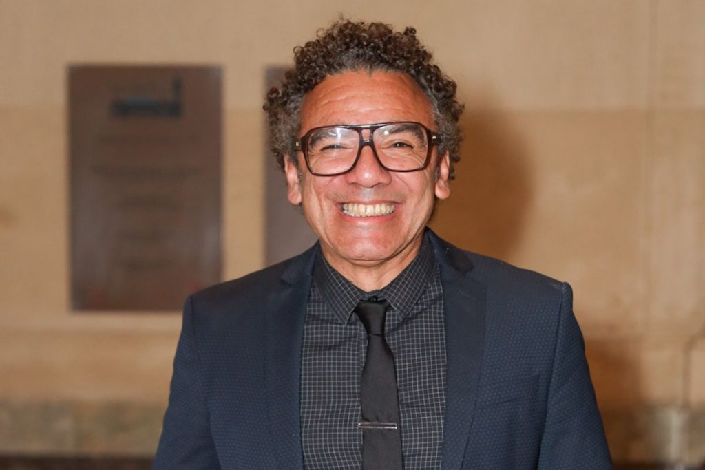 Wilson Simoninha, de terno, sorridente, em jantar de gala do GRAAC