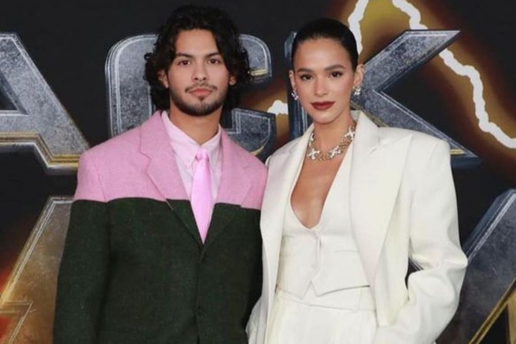 xolo maridueña e bruna marquezine juntos em pré-estreia de adão negro