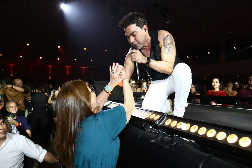 Zezé di Camargo com a mãe Helena Camargo durante show