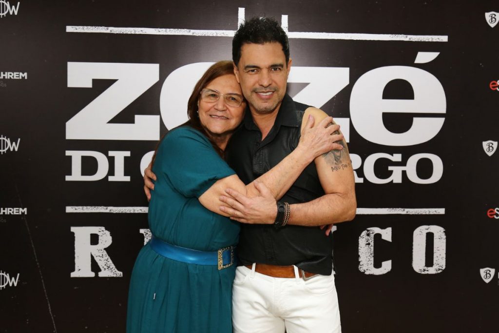 Zezé di Camargo com a mãe Helena Camargo durante show