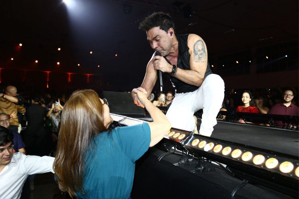 Zezé di Camargo com a mãe Helena Camargo durante show
