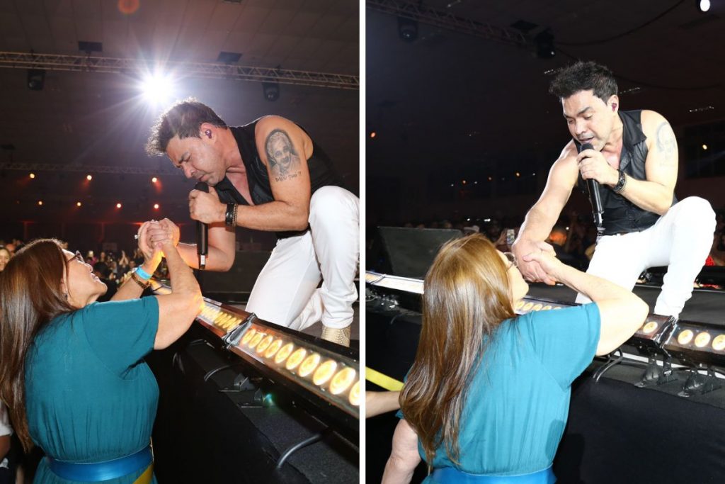 Zezé di Camargo com a mãe Helena Camargo durante show