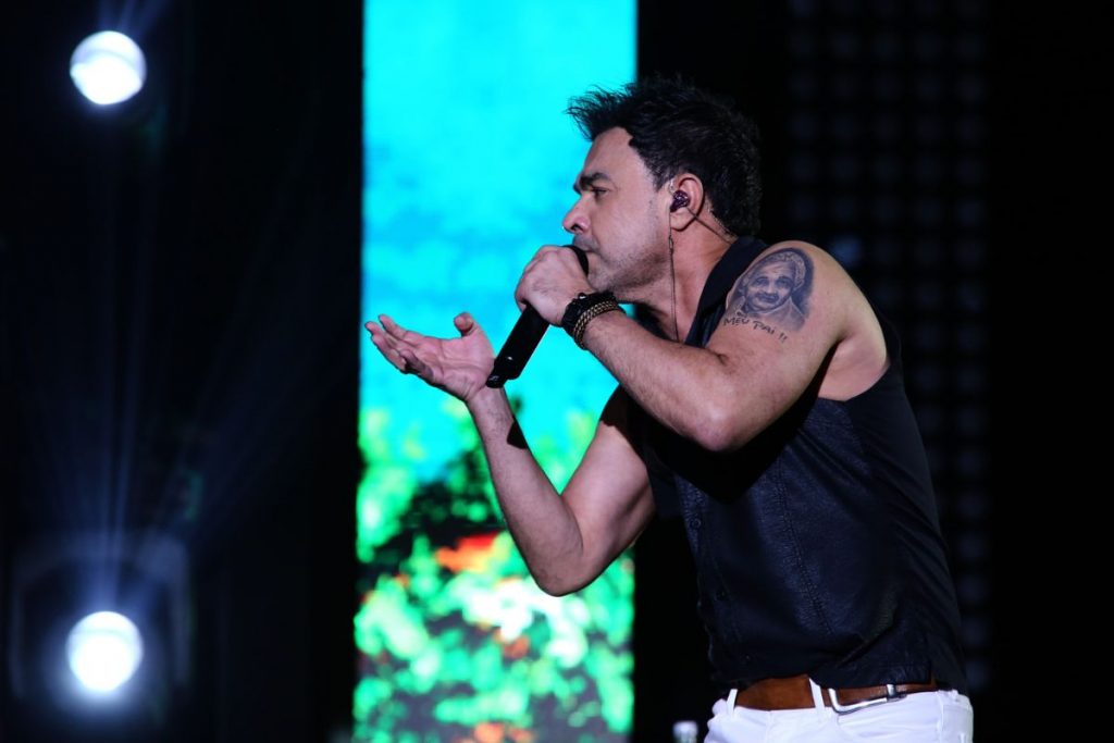 Zezé di Camargo durante show 'Rústico', em Goiânia