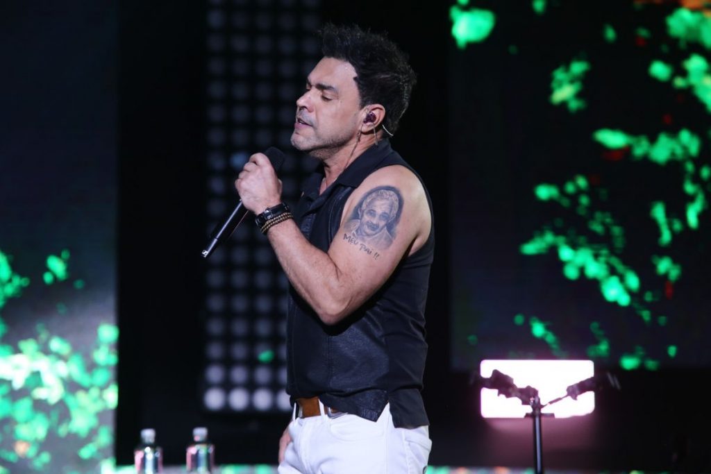Zezé Di Camargo cantando em show