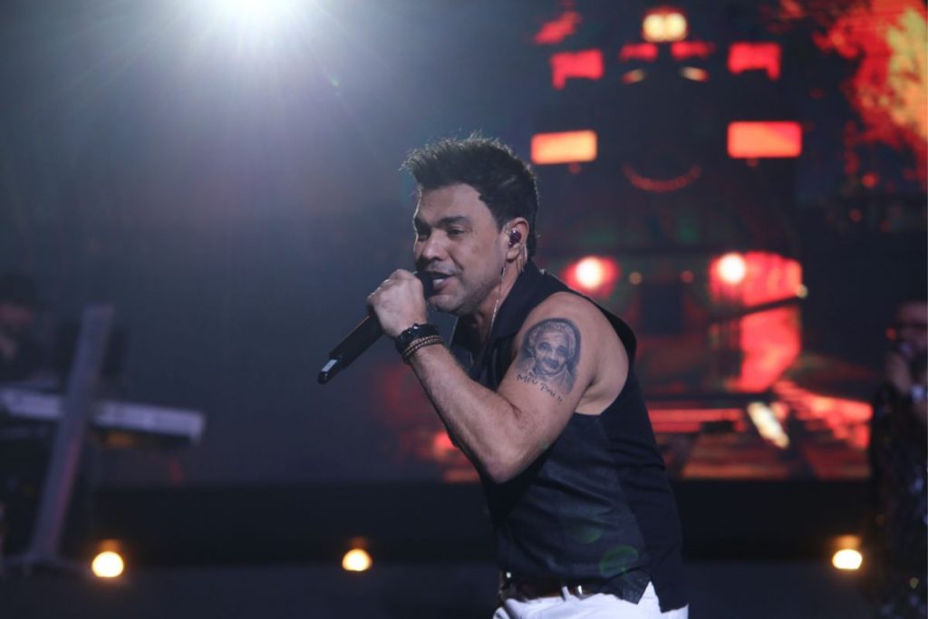 Zezé di Camargo durante show 'Rústico', em Goiânia