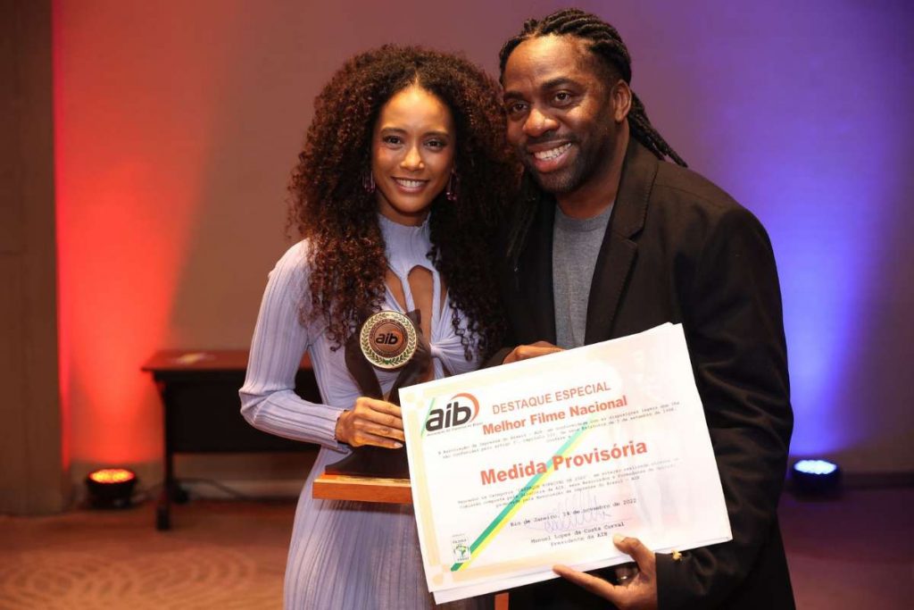 Lázaro Ramos e Taís Araujo recebem troféu por