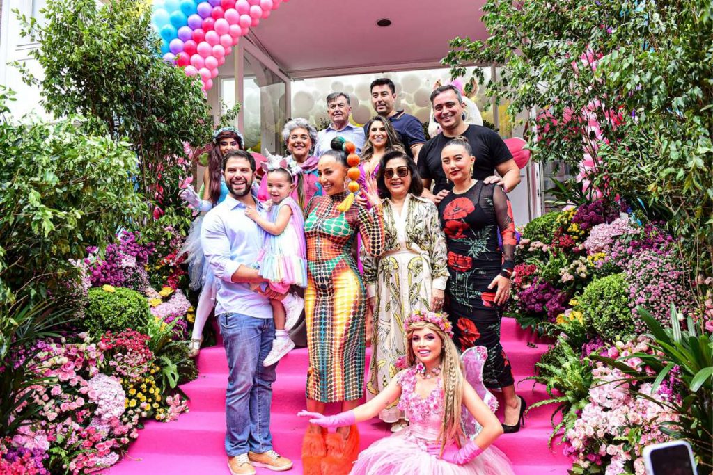 Família e amigos posam na entrada da festa