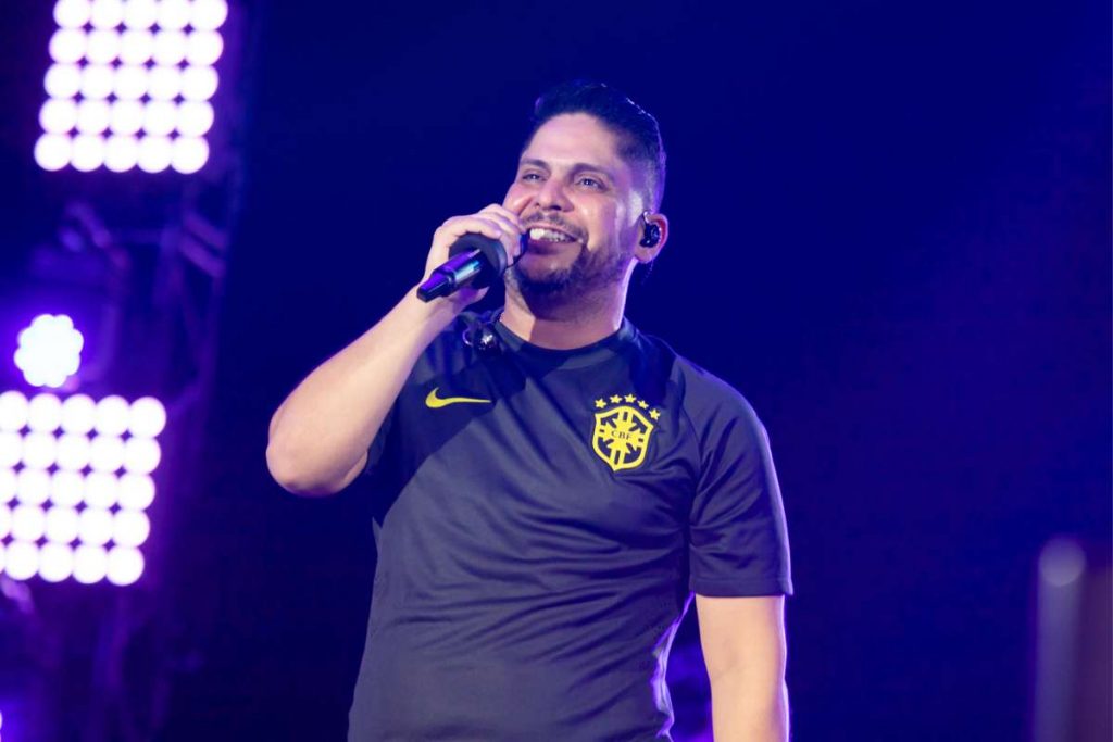 Jorge canta na Arena Brasileira.