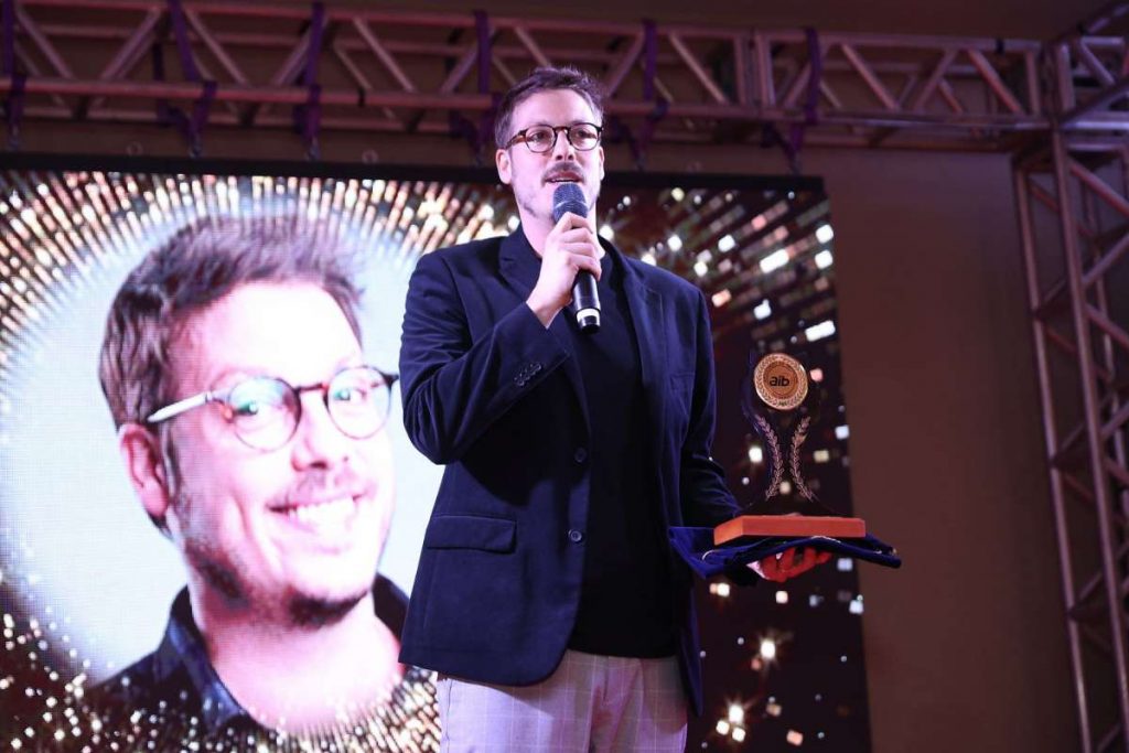 Fabio Porchat recebe prêmio