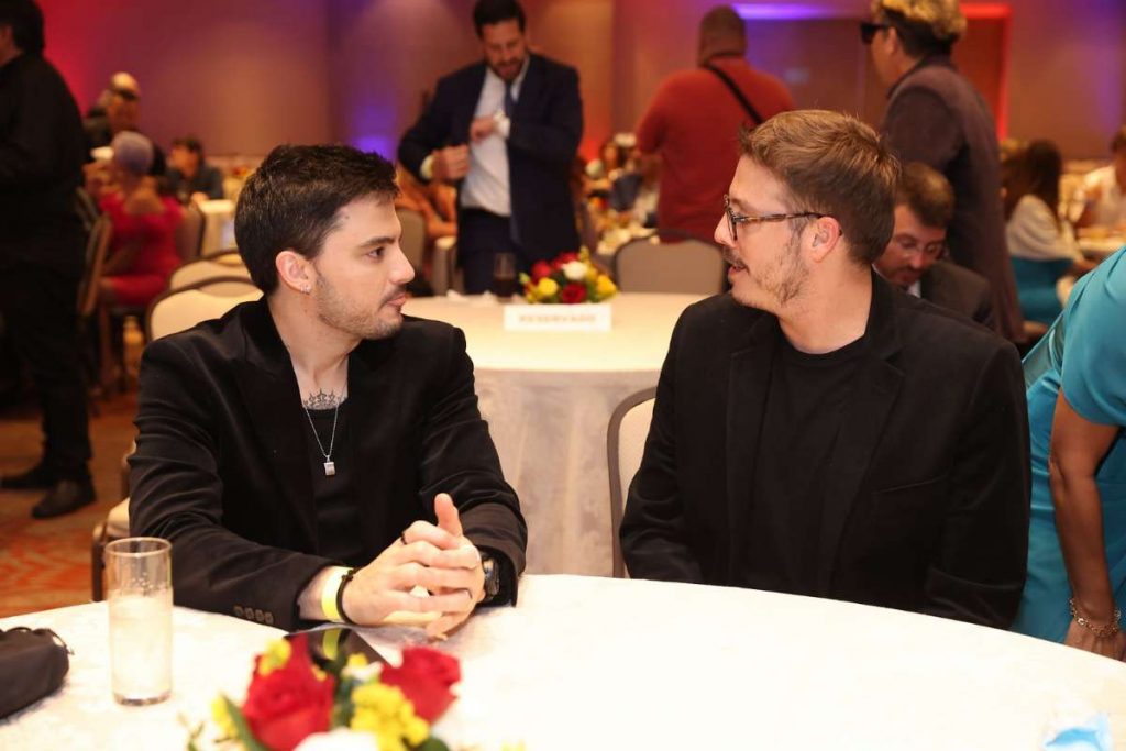 Felipe Neto e Fabio Porchat dividiram a mesma mesa no evento