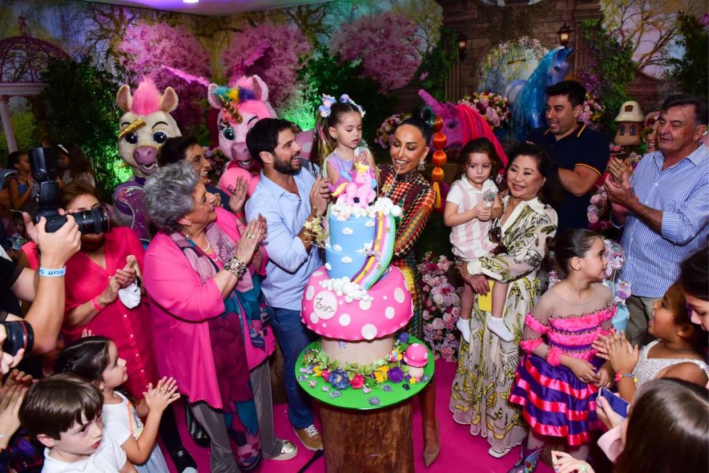 Famosos cantam parabéns para Zoe.