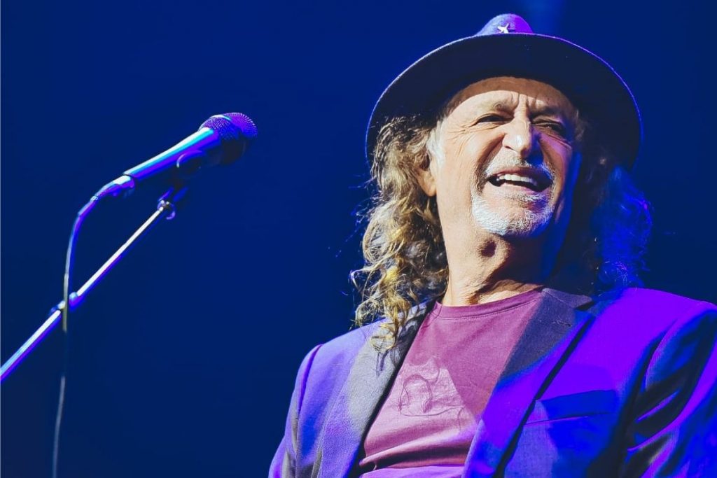 Alceu Valença sorrindo no palco do Espaço Unimed