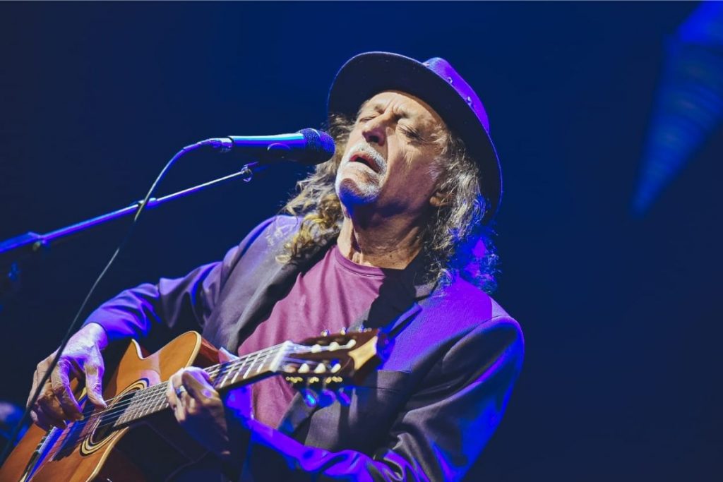 Alceu canta de olhos fechados