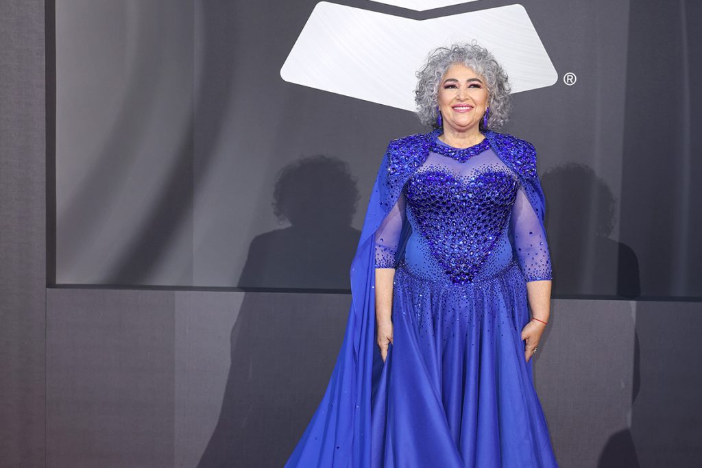 Amanda Miguel arrasou no tapete vermelho com um modelito todo azul