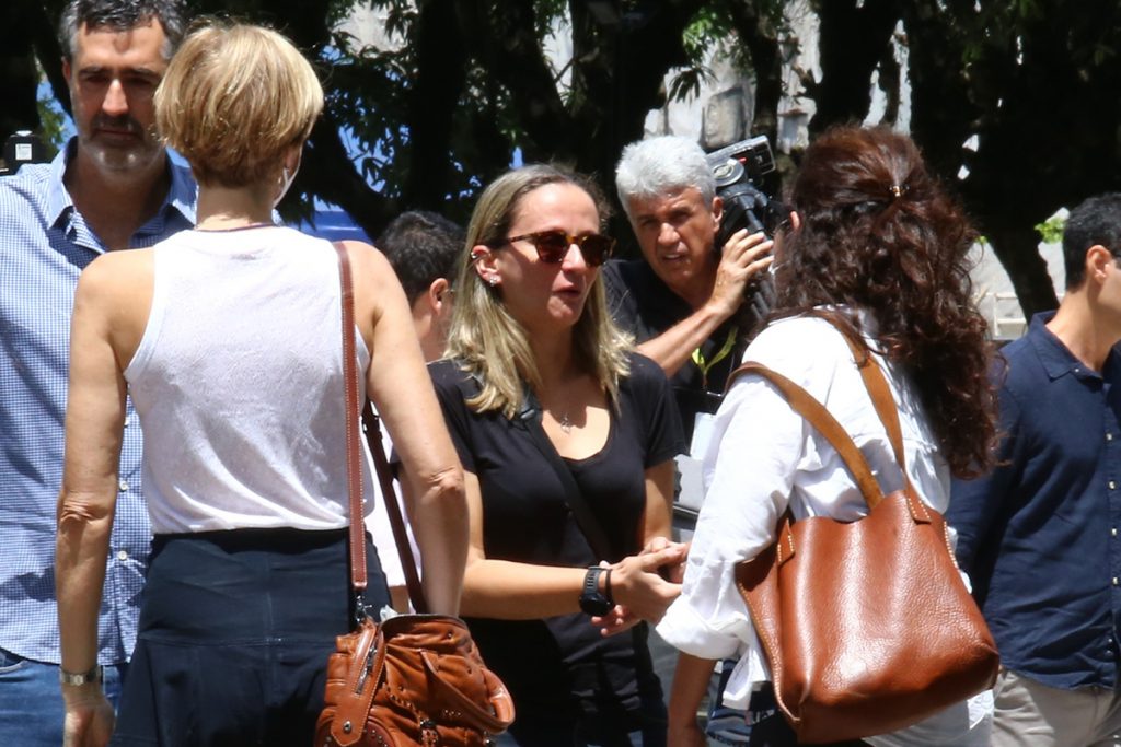 Amigos e familiares dão o último adeus para Isabel Salgado