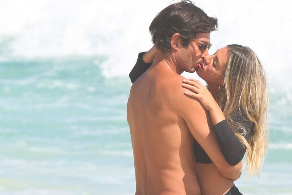 andré resende beijando na praia