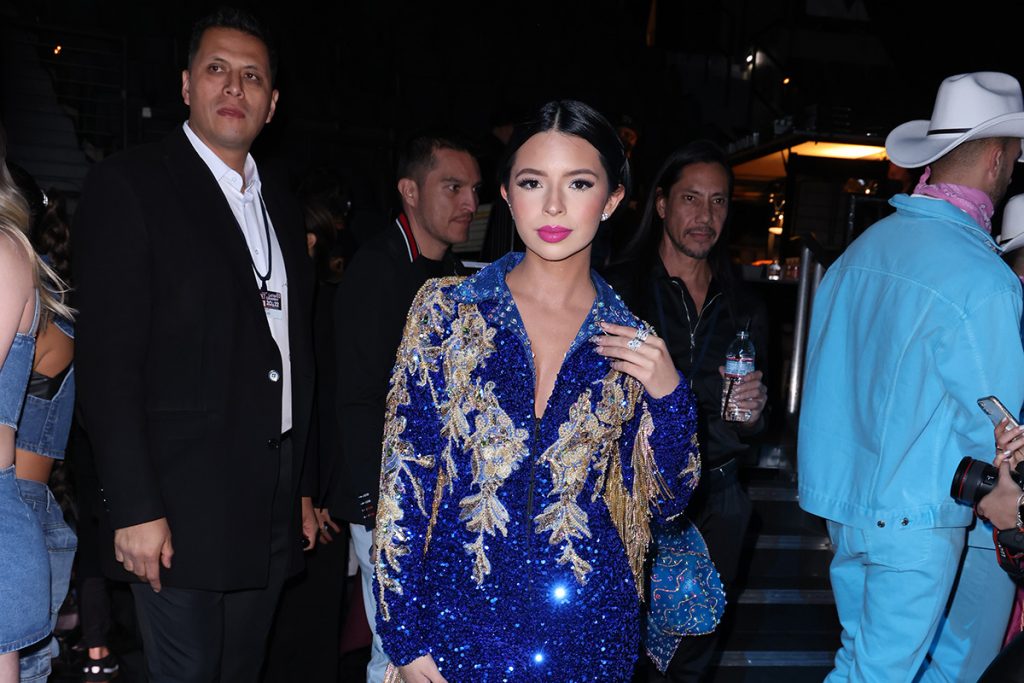 Angela Aguilar também escolheu a cor azul para a premiação