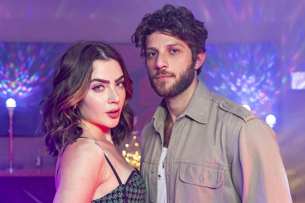 Chiara (Jade Picon) e Ari (Chay Suede) em Travessia