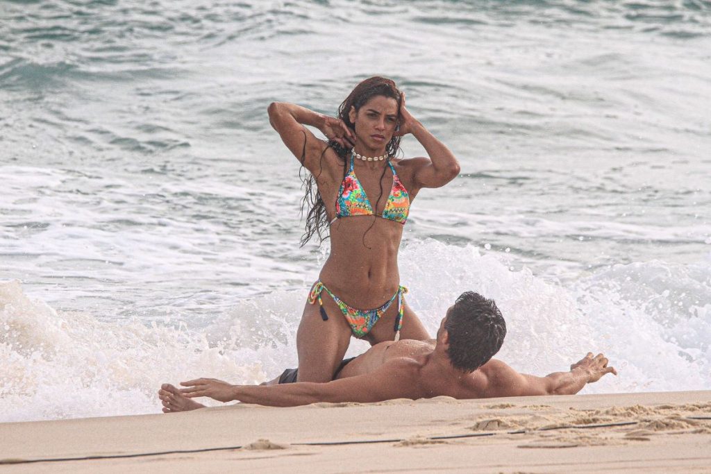 Brisa (Lucy Alves) ajeita o biquíni em cena de amor na praia com Oto (Rômulo Estrela)