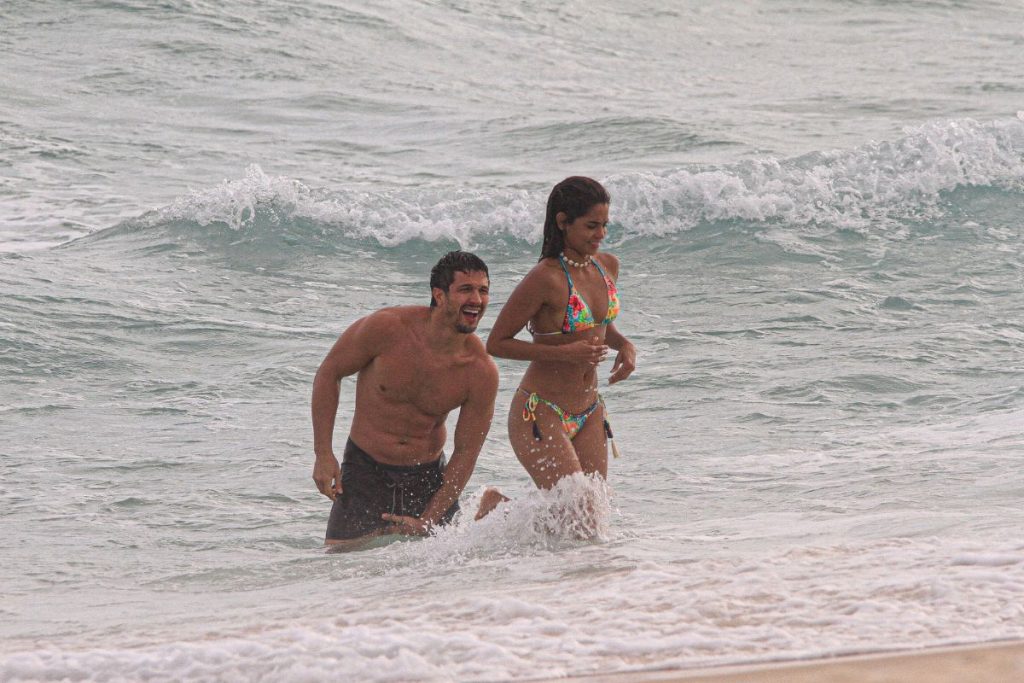 Brisa (Lucy Alves) e Oto (Rômulo Estrela) se refrescam no mar