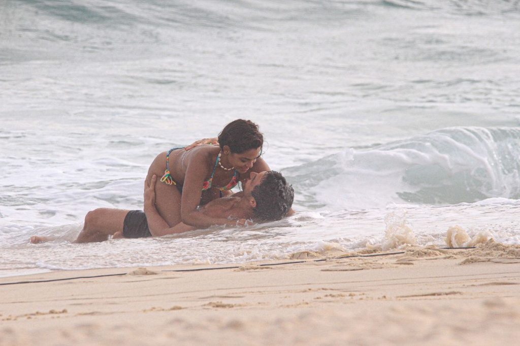 Brisa (Lucy Alves) e Oto (Rômulo Estrela) em um beijo caliente