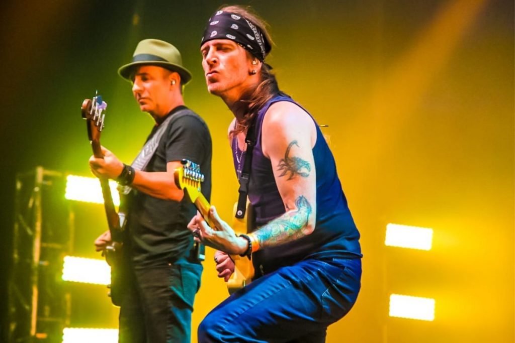 Flávio Lemos (baixo) e Fabiano Carelli (guitarra)